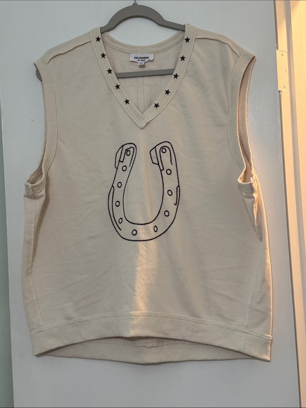 eesome Cream Sleeveless Knit Top with Horseshoe Motif